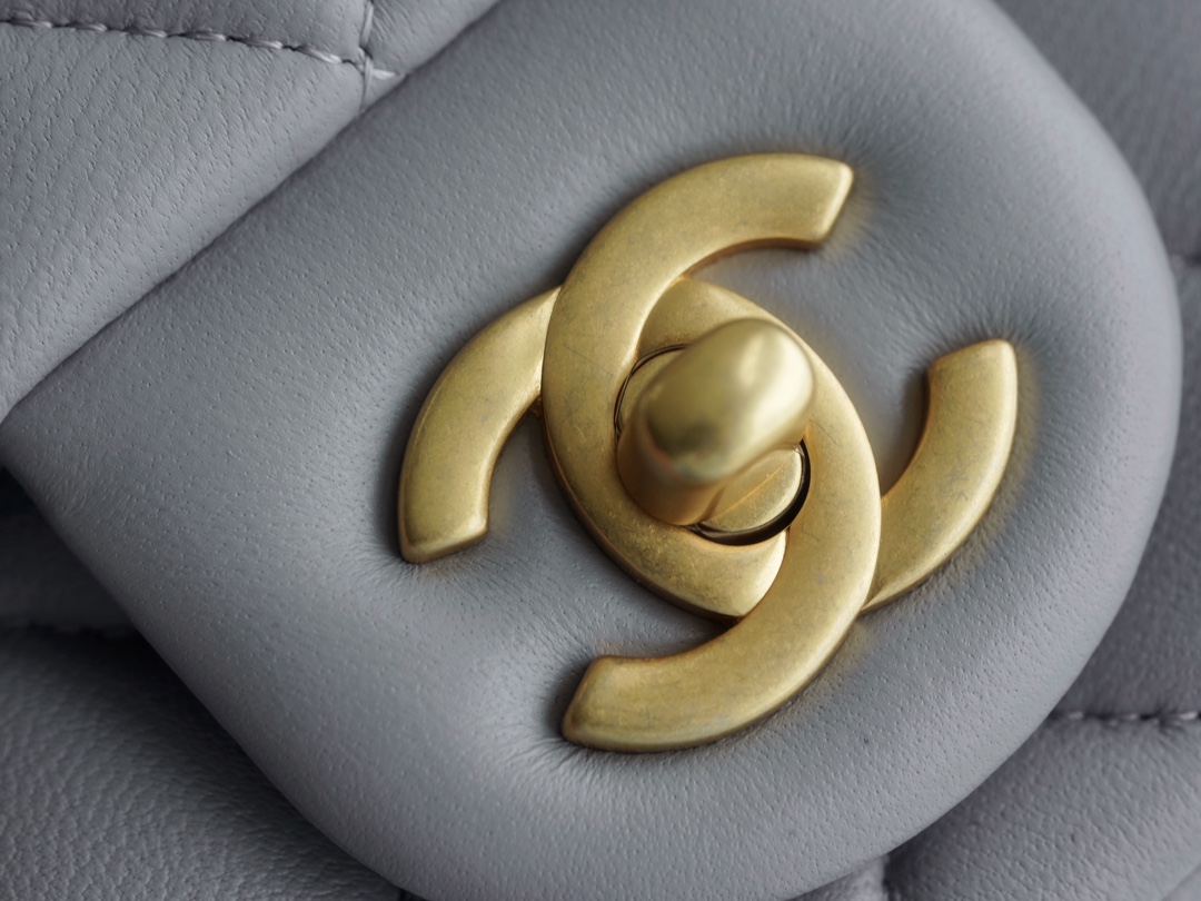 Chanel 金属球方胖子 浅灰 图9