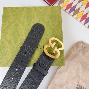 经典元素继续以各种新颖别致的方式呈现在Gucci各系列中。品牌字母交织造型配件亮眼呈现于GG Marmont系列之上,与 图1