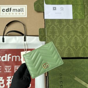 【配置三亚免税店包装】GG Marmont系列绗缝卡包。与不同色调的绿色一样,Gucci经久不衰的设计每一季都会推出新的 图1