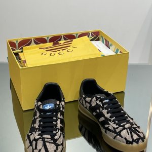 2023四季情侣新款新色高品质高版 重磅联名 Adidas#GUCCI三叶草logo与标志性三条杆为设计元素将其与独属于 图1