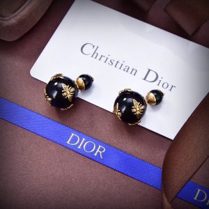 迪奥 新款一线大牌都爱的Dior·迪奥 新品字母CD耳环 金属质感逆袭版字母潮范儿抢风头 完全胜任现代年轻人街拍、度假时 图1