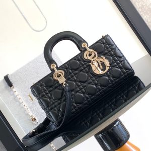 这款 Lady D-Joy 手袋集中体现了 Dior 对优雅和美丽的深刻洞见。时髦典雅的设计经久不衰,彰显 Lady D 图1