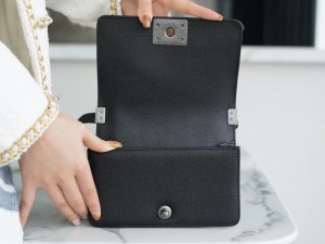 Chanel Leboy 大球纹 黑银小号 图6