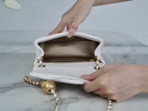 Chanel 金属球方胖子 白色 图6
