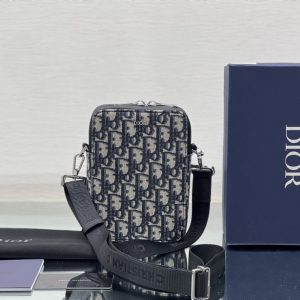 原单配盒子 Dio World Tour 系列包括一系列配饰,以黄色、红色、蓝色、绿色和黑色五种充满活力的颜色演绎单色 图1