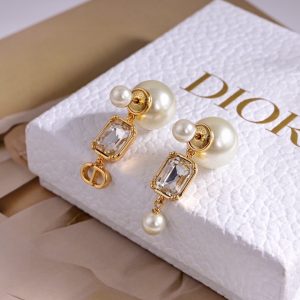 迪奥 新款一线大牌都爱的Dior·迪奥 新品字母耳环 金属质感逆袭版字母潮范儿抢风头 完全胜任现代年轻人街拍、度假时尚搭 图1