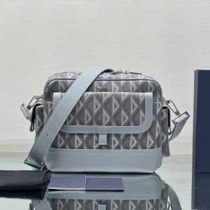 这款 Dior Hit the Road 信使包是本季新品,将现代风格与 Dior 的高订精神融为一体。采用迪奥灰 CD 图1