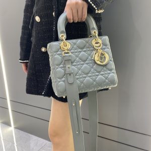 戴妃四格 dVVy7v0Zrs7a 图1