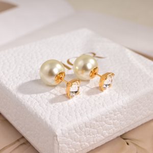 迪奥 2024新款一线大牌都爱的Dior·迪奥 新品字母CD耳环 金属质感逆袭版字母潮范儿抢风头 完全胜任现代年轻人街拍 图1