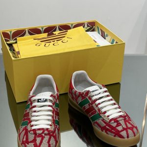 2023四季情侣新款新色高品质高版 重磅联名 Adidas#GUCCI三叶草logo与标志性三条杆为设计元素将其与独属于 图1