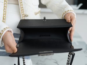 Chanel Leboy 大球纹 黑银中号 图4