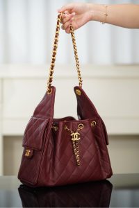 Chanel 25A small hobo 抽绳水桶包 酒红色 小号 图4