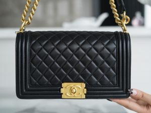 Chanel Leboy 小羊皮黑金中号 图2