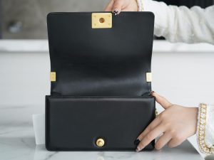 Chanel Leboy 小羊皮黑金中号 图3