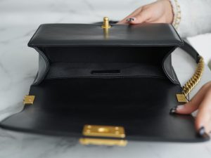 Chanel Leboy 小羊皮黑金中号 图4