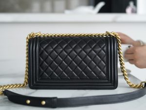 Chanel Leboy 小羊皮黑金中号 图6