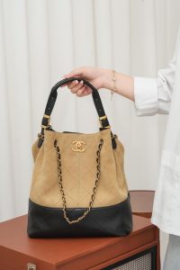 Chanel 25A 麂皮杏色 水桶包 图2