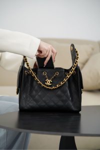 Chanel small hobo 抽绳水桶包 黑金鱼子酱 小号 图5