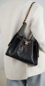 Chanel small hobo 抽绳水桶包 黑金鱼子酱 小号 图6