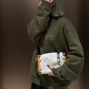 24年刚上市的沙丘系列近来人气飙升,温柔迷人的白色老花配色彰显女性气质,在人群中很难不被吸引,真的好好看! 图1