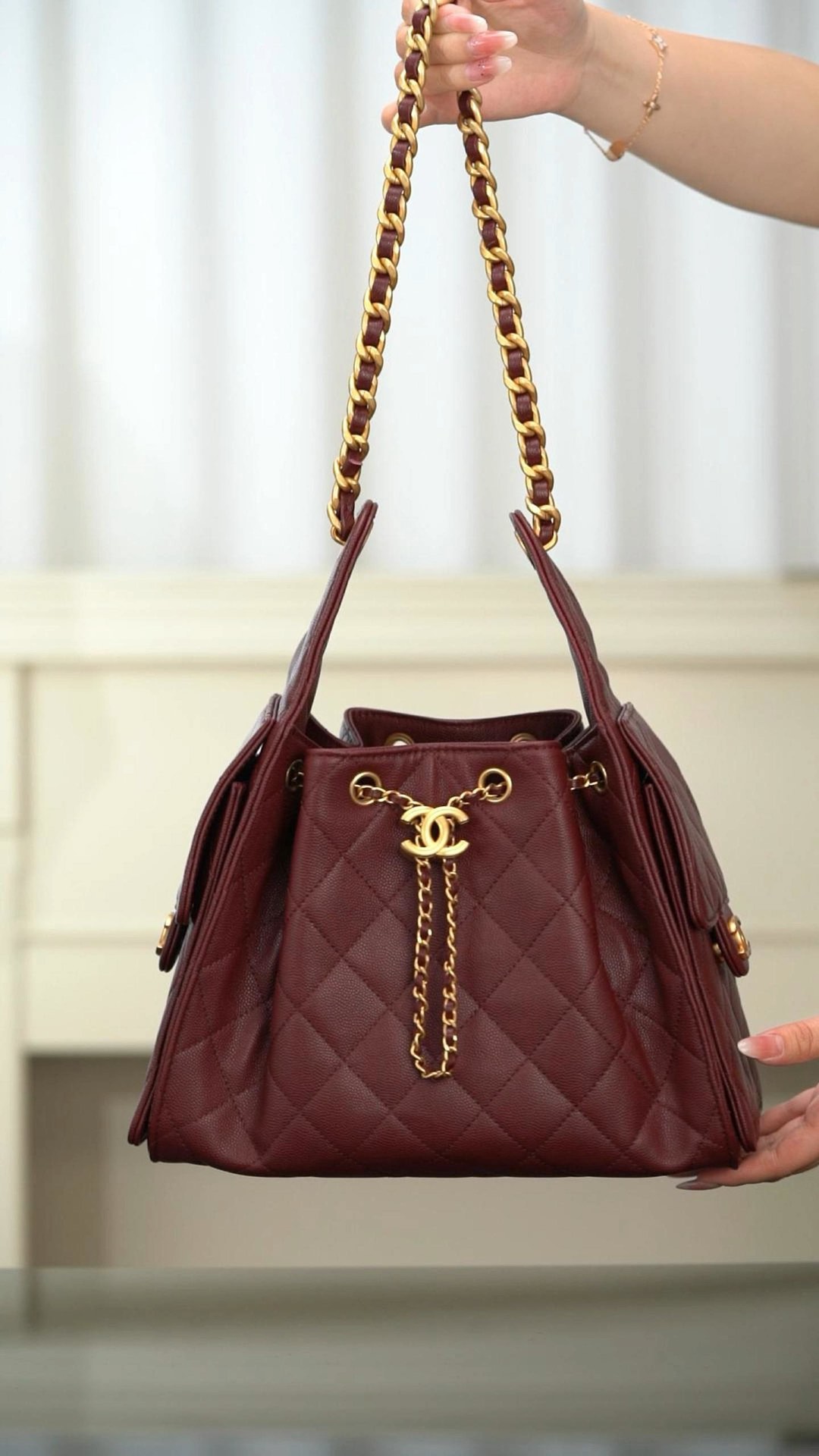 Chanel 25A small hobo 抽绳水桶包 酒红色 小号 图1