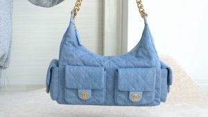 Chanel 25c早春多口袋浅牛仔hobo 大号 图1