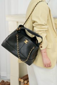 Chanel 25A 购物袋 原厂黑牛 小号 图4