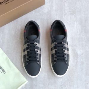 Burberry海报款 巴宝莉经典格纹板鞋100%原厂 巴宝莉这是要逆天啊 一个接一个的爆款接踵而至 必须正品一致 图1