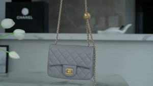 Chanel 金属球方胖子 浅灰 图1