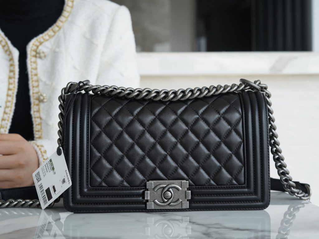 Chanel Leboy 小羊皮黑银中号 图1