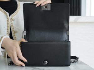 Chanel Leboy 小羊皮黑银中号 图4