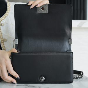Chanel Leboy 小羊皮黑银中号 图4