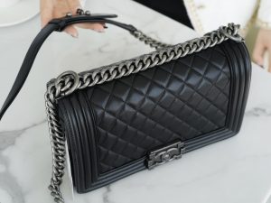 Chanel Leboy 小羊皮黑银中号 图8