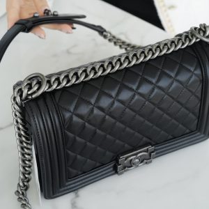 Chanel Leboy 小羊皮黑银中号 图8