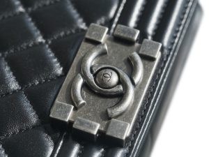 Chanel Leboy 小羊皮黑银中号 图9