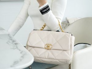 CHANEL BAG 米白 中号 图1