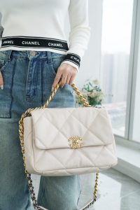 CHANEL BAG 米白 中号 图4
