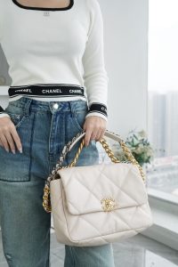 CHANEL BAG 米白 中号 图5