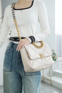 CHANEL BAG 米白 中号 图7