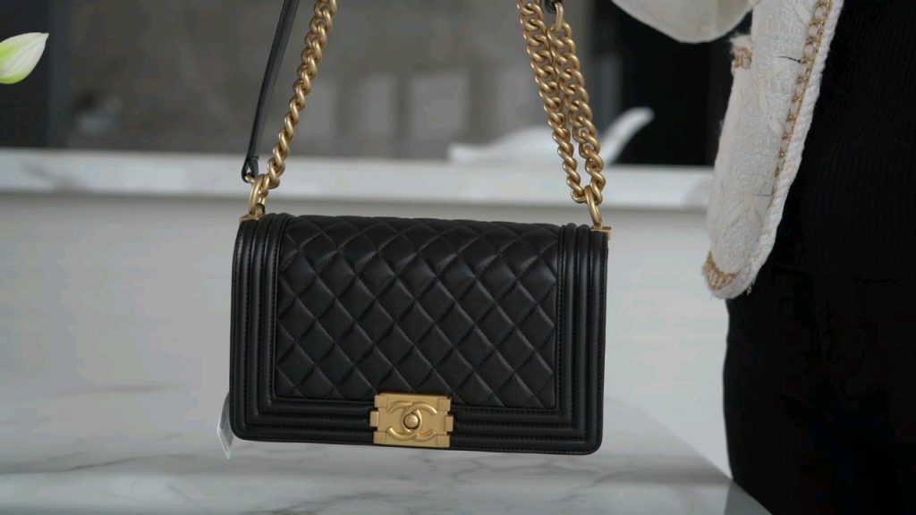 Chanel Leboy 小羊皮黑金中号 图1