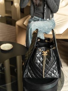 Chanel 嬉皮hobo包 黑金中号 图2