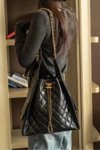 Chanel 嬉皮hobo包 黑金中号 图3