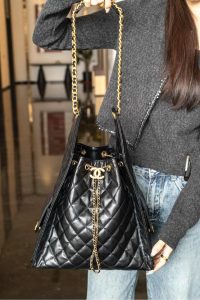 Chanel 嬉皮hobo包 黑金中号 图8