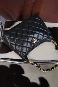 Chanel 24a Hobo黑色 大号 图7