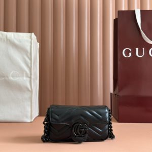 。【原厂皮配(Cdfmall三亚免税店手提袋】 GG Marmont链条马卡龙系列黑色迷你手袋,配有钥匙扣,可以用于将此 图1