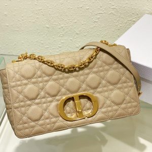 Dior Caro 手袋采杏色牛皮革精心制作,饰以标志性的藤格纹针脚。材质柔软,翻盖饰以复古金色饰面金属“CD”扣环,灵 图1