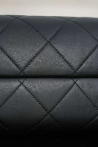 Chanel 25A 高级手工坊 购物袋 原厂黑牛 小号 图3