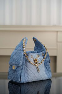 Chanel small hobo bag 牛仔蓝小号 图3