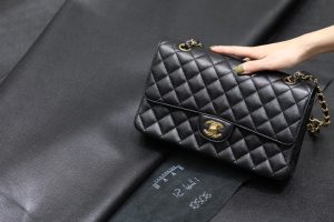 Classic Flap万年经典款Cf中号鱼子酱球纹 图1