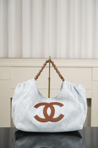 Chanel 26M Coco Beach度假风托特包 浅蓝 图1